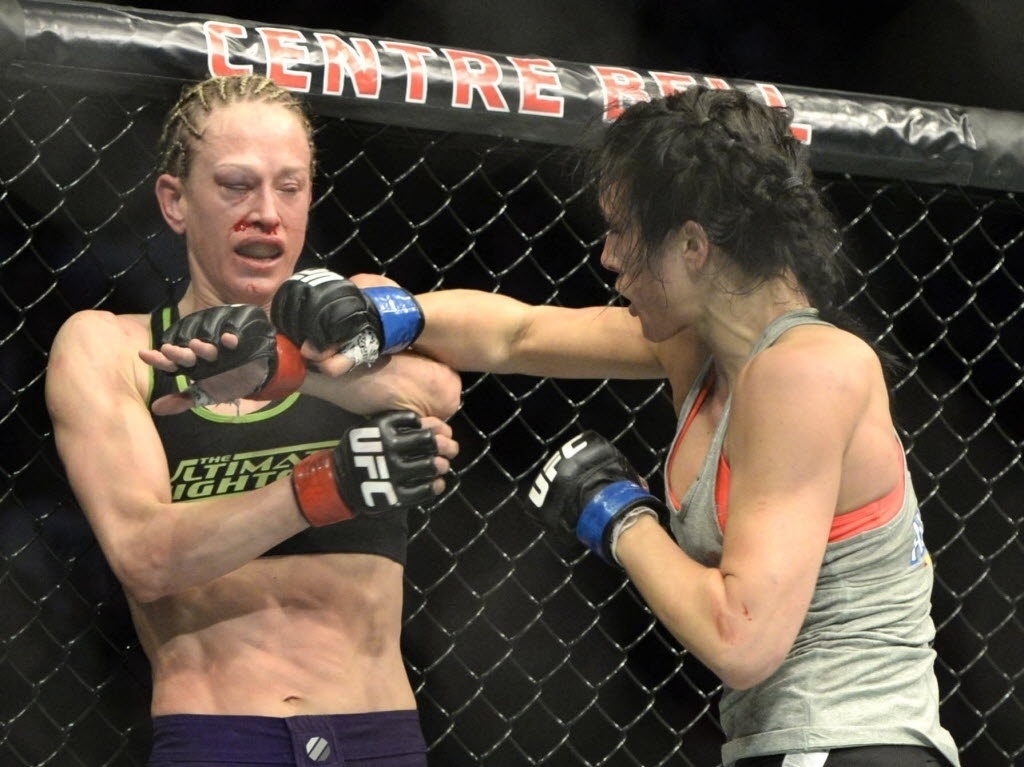 Jessica Rakoczy fica com olho muito machucado após ser atingida por Valerie Letourneau - Eric Bolte-USA TODAY Sports