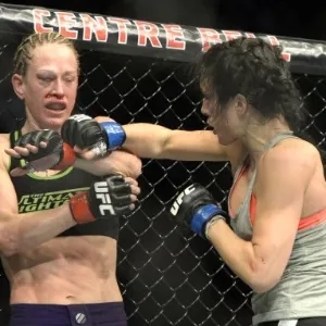 Jessica Rakoczy fica com olho muito machucado após ser atingida por Valerie Letourneau - Eric Bolte-USA TODAY Sports