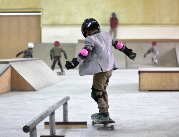 Menina afegã anda de skate no projeto skateistan, que promove a igualdade de gênero pelo esporte