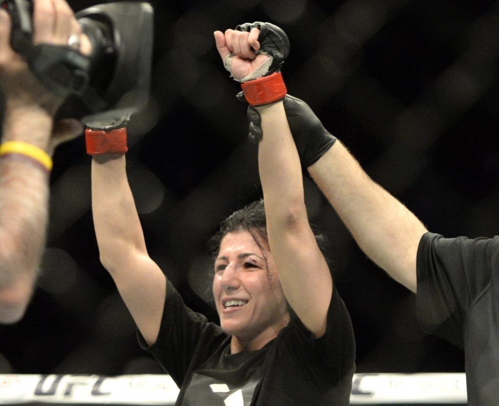 Randa Markos comemora vitória sobre Aisling Daly no UFC 186 - Eric Bolte-USA TODAY Sports