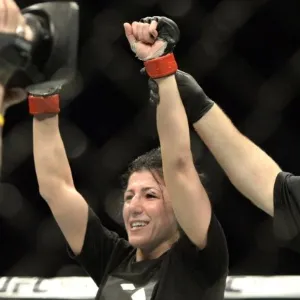 Randa Markos comemora vitória sobre Aisling Daly no UFC 186 - Eric Bolte-USA TODAY Sports