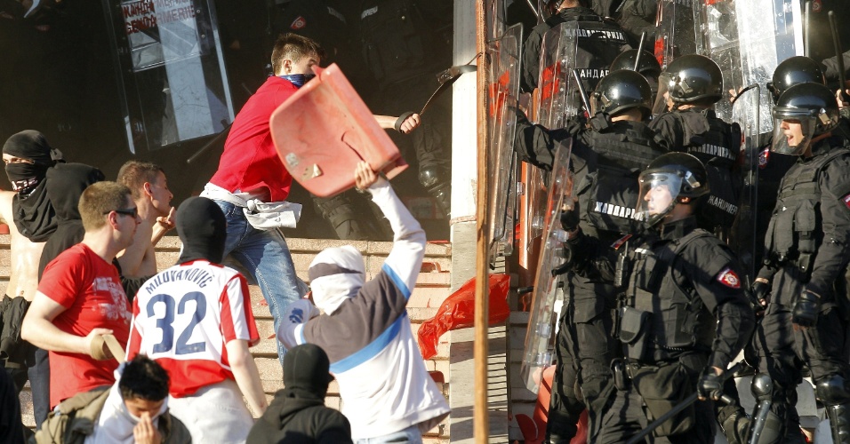 Torcedores do Estrela Vermelha entram em conflito com a polícia durante o clássico contra o Partizan, em Belgrado