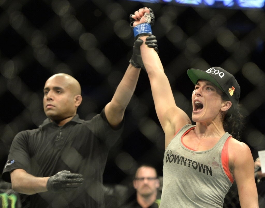 Valerie Letourneau  comemora vitória contra Jessica Rakoczy - Eric Bolte-USA TODAY Sports