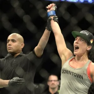 Valerie Letourneau  comemora vitória contra Jessica Rakoczy - Eric Bolte-USA TODAY Sports