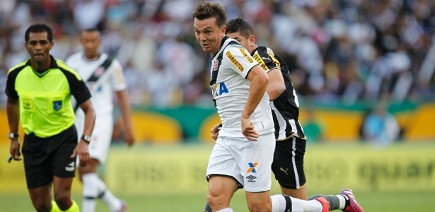 Dagoberto domina a bola durante o clássico Vasco e Botafogo, válido pela decisão do Campeonato Carioca - Marcelo Sadio/Vasco