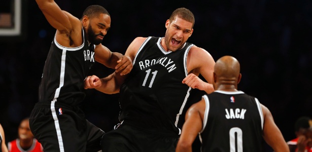 Jogadores do Brooklyn Nets comemoram durante a partida contra o Atlanta Hawks - Noah K. Murray/Noah K. Murray