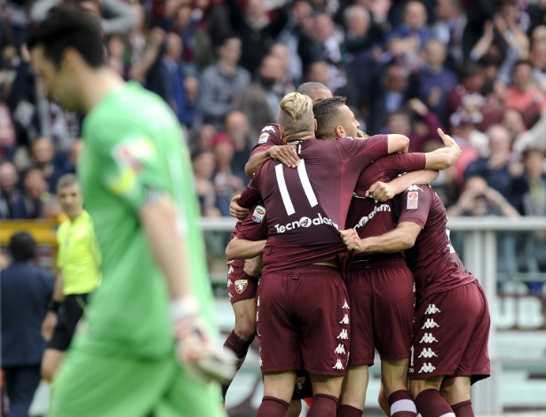 Jogadores do Torino comemoram o gol de empate contra a Juventus, marcado por Darmian - GIORGIO PEROTTINO/REUTERS