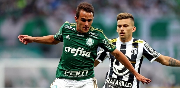 Lucas e Lucas Lima disputam bola no duelo Palmeiras x Santos - Ernesto Rodrigues/Folhapress