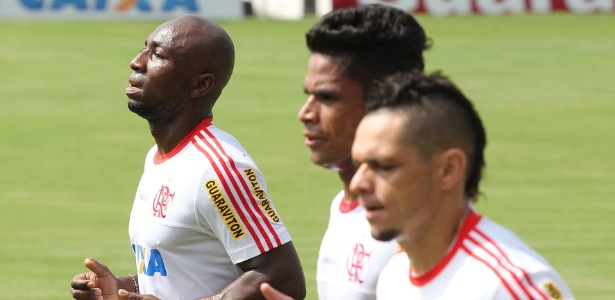 Ao lado de Almir e Pará, Armero participa de treino físico no Flamengo - Gilvan de Souza/Flamengo