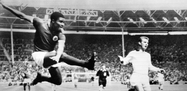 Eusébio em ação pelo Benfica nos anos 60 - AFP