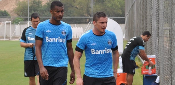 Erazo (e) e Cristian Rodríguez (d) deixam treinamento do Grêmio - Marinho Saldanha/UOL