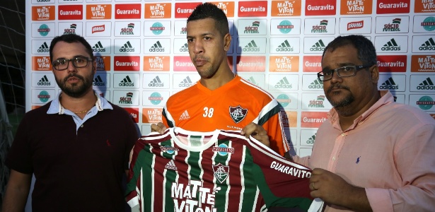 Antônio Carlos foi apresentado por Mário Bittencourt e Fernando Simone em Mangaratiba - Nelson Perez/Fluminense FC