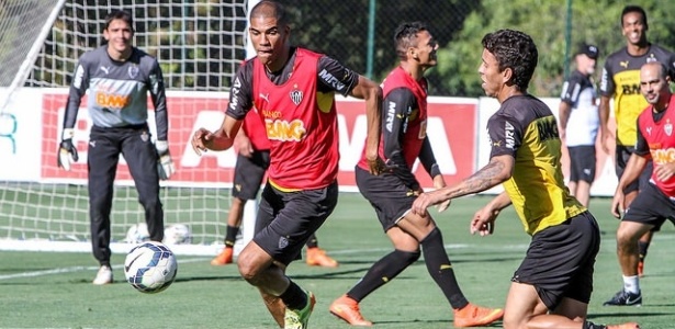 Rocha e Léo ainda não treinaram com o grupo, mas já estão em fase final de recuperação - Bruno Cantini/Atlético-MG