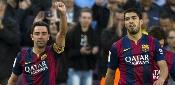 Xavi comemora ao lado de Suárez um gol marcado pelo Barcelona - Alejandro García/EFE
