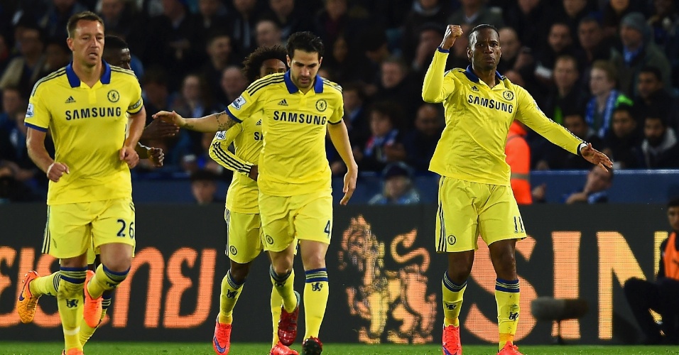 Drogba comemora seu gol com os jogadores do Chelsea