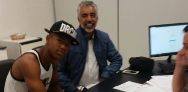 Malcom, atacante do Corinthians, assina contrato ao lado de procurador Nílson Moura - Reprodução/Facebook