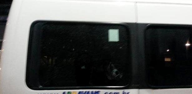 Van com torcedores do Bahia foi atingida por pedras na chegada ao Castelão - Reprodução/Twitter