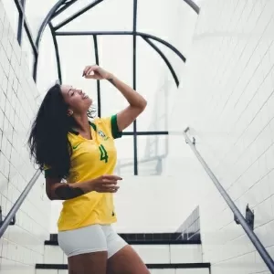 Jogador De Futebol Feminino Antes De Treinar Escuta Música No Telefone Na  Sala De Vestiários Imagem de Stock - Imagem de copo, futebol: 190876669