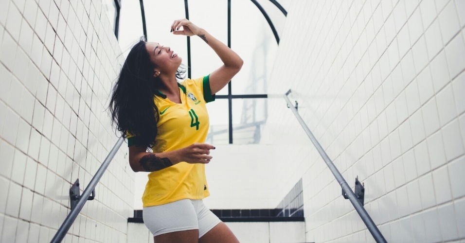 Alinne Calandrini é zagueira do Santos e da seleção brasileira