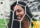 Jogador De Futebol Feminino Antes De Treinar Escuta Música No Telefone Na  Sala De Vestiários Imagem de Stock - Imagem de copo, futebol: 190876669