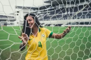 Jogador De Futebol Feminino Antes De Treinar Escuta Música No Telefone Na  Sala De Vestiários Imagem de Stock - Imagem de copo, futebol: 190876669