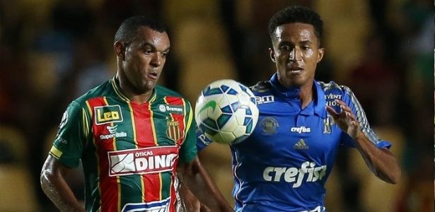 Jogadores de Sampaio Corrêa e Palmeiras disputam a bola em partida da Copa do Brasil