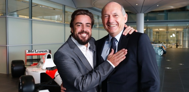 Fernando Alonso e Ron Dennis durante o anúncio do espanhol na McLaren - Getty Images