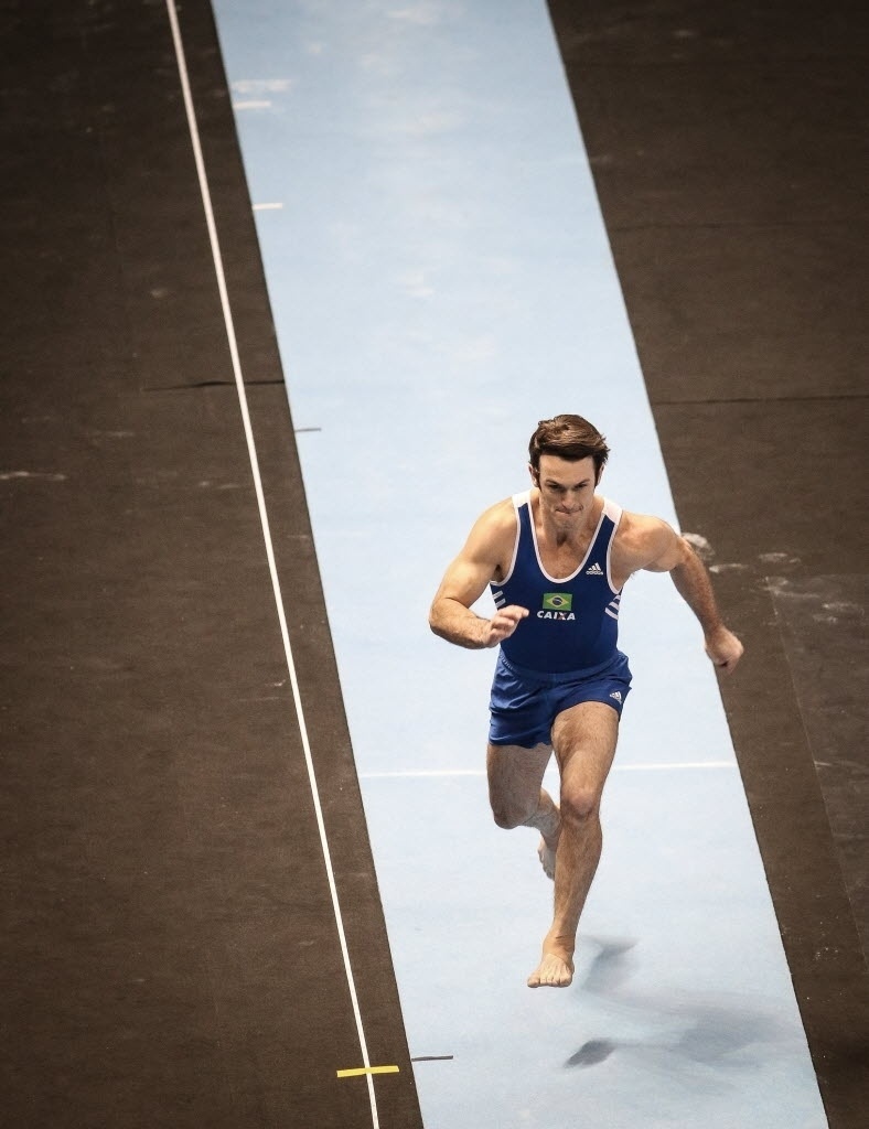 02.mai.2015 - Diego Hypolito sofreu com dores nas costas, mas conseguiu medalha de bronze no salto em etapa da Copa do Mundo de ginástica artística