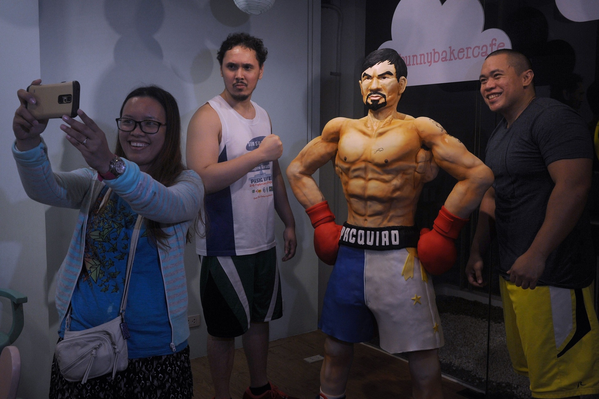 Fãs se empolgam com bolo de 70 kg de Manny Pacquiao - JAY DIRECTO/AFP