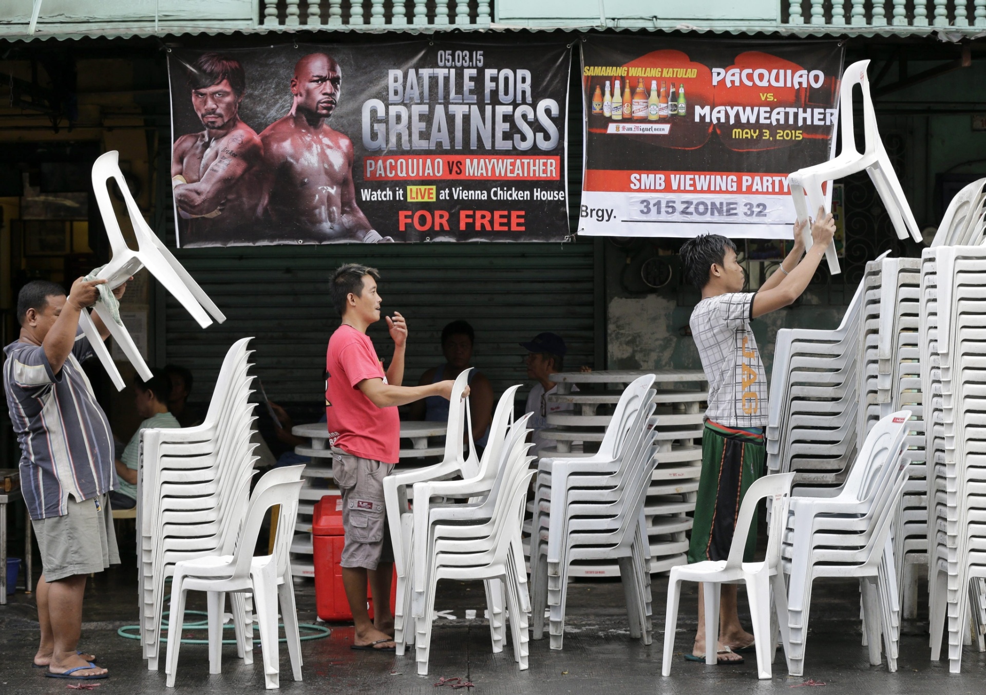 Filipinos arrumam cadeiras para acompanharem o combate entre Floyd Mayweather Jr. e Manny Pacquiao - RITCHIE B. TONGO/EFE