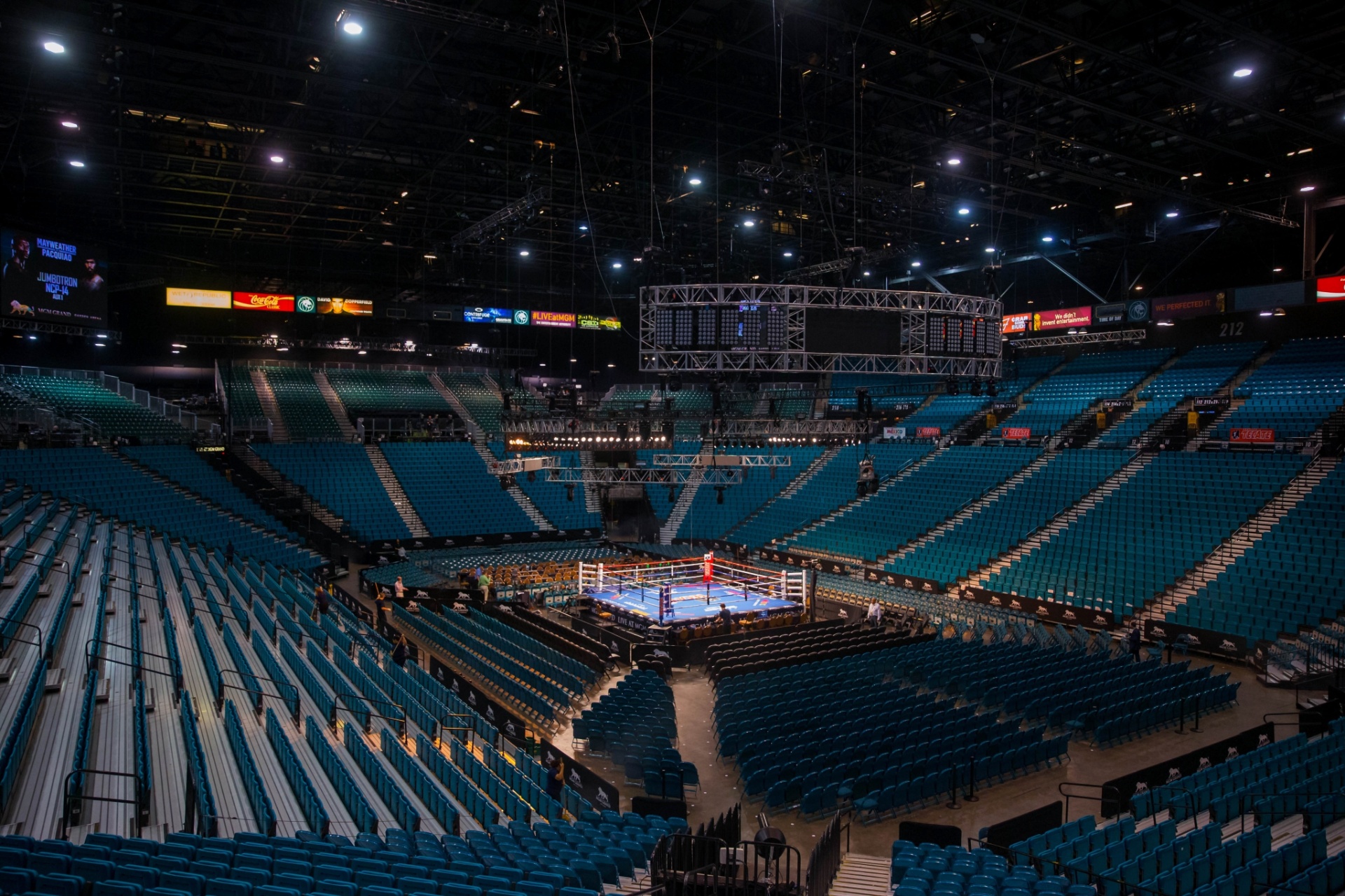 Ingressos para a luta entre Floyd Mayweather Jr. e Manny Pacquiao que acontecerá no MGM Grand Garden Arena se esgotaram em um minuto - Mark J. Rebilas/USA Today Sports