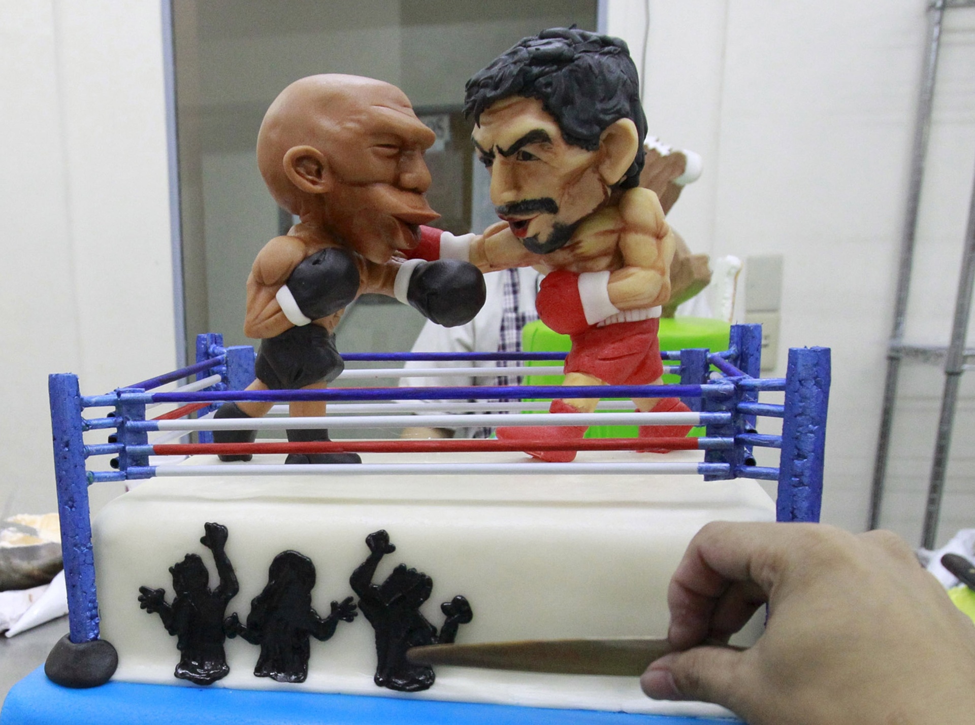 Nas Filipinas, luta entre Floyd Mayweather Jr. e Manny Pacquiao virou bolo - ROMEO RANOCO/REUTERS