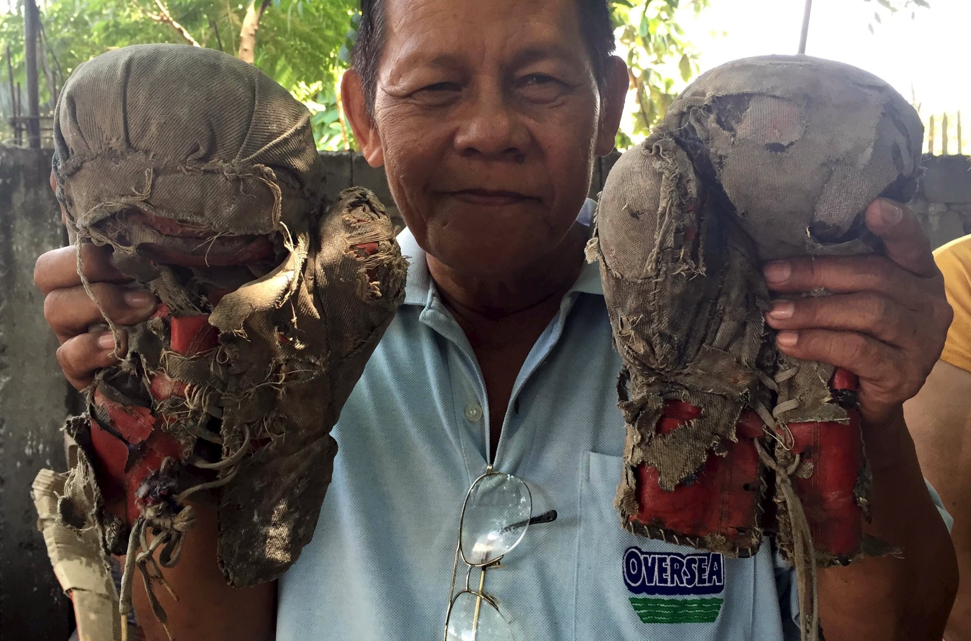 Tio de Manny Pacquiao exibe luvas usadas pelo sobrinho no passado - JAYALMES ERENO/REUTERS