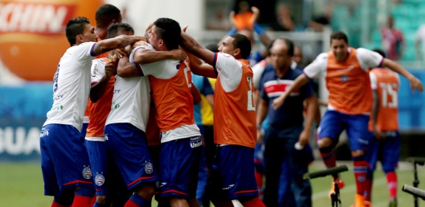 Jogadores do Bahia comemoram um dos gols contra o Vitória da Conquista - Felipe Oliveira/AGIF