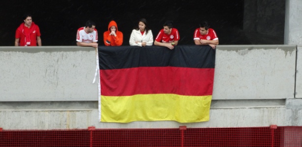 Torcedores do Inter usam bandeira da Alemanha para lembrar 7 a 1 da Copa - Marinho Saldanha/UOL