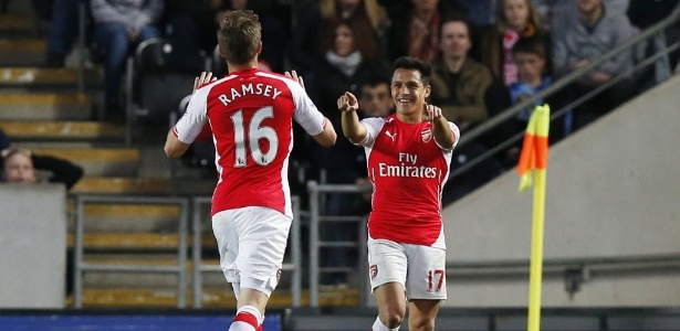 Alexis Sánchez comemora com Ramsey um de seus gols contra o Hull City - Reuters / Andrew Yates Livepic