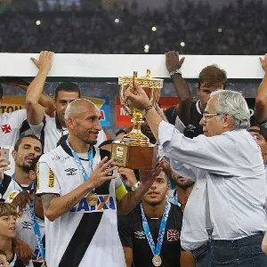 Após os jogadores festejarem, Eurico Miranda, presidente do Vasco, não desgrudou da taça - Marcelo Sadio/Vasco