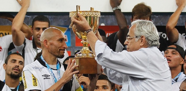 Guiñazu recebe das mãos de Eurico Miranda o troféu do título carioca de 2015 - Marcelo Sadio / Site oficial do Vasco