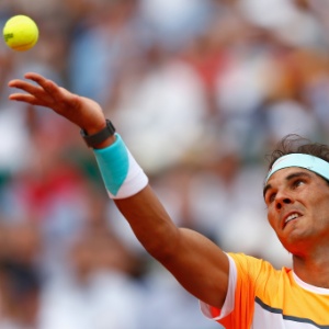 Nadal se prepara para sacar - Julian Finney/Getty Images