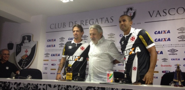 Diguinho e Julio Cesar são apresentados pela diretoria do Vasco, em São Januário - Bruno Braz/UOL