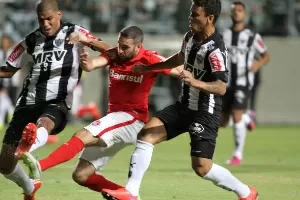 Com um a menos, Atlético-MG segura empate com Inter