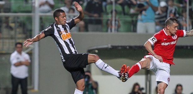 Disputa entre Rafael Carioca e D"Alessandro, no último Atlético x Inter disputado no Independência - Bruno Cantini/Clube Atlético Mineiro