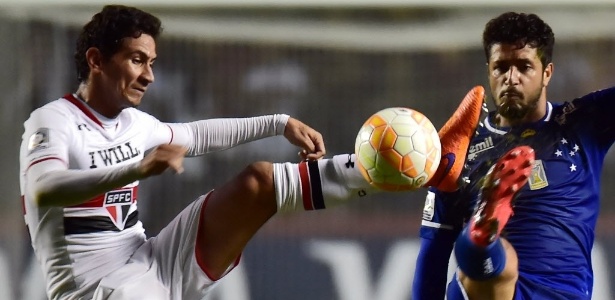 Ganso tenta dominar a bola durante jogo do São Paulo contra o Cruzeiro pela Copa Libertadores - AFP PHOTO / Nelson ALMEIDA
