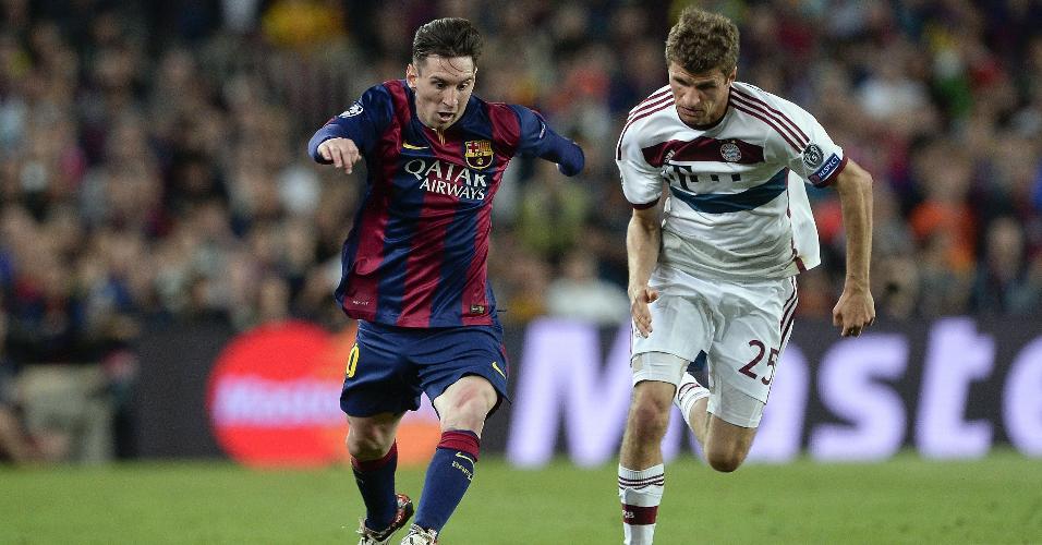 Lionel Messi corre com a bola e é marcado por Thomas Müller