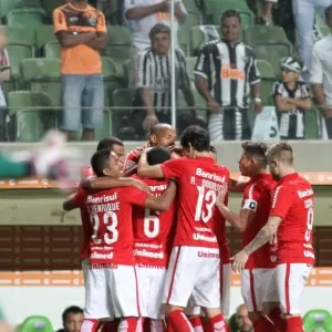 Com um a menos, Atlético-MG segura empate com Inter