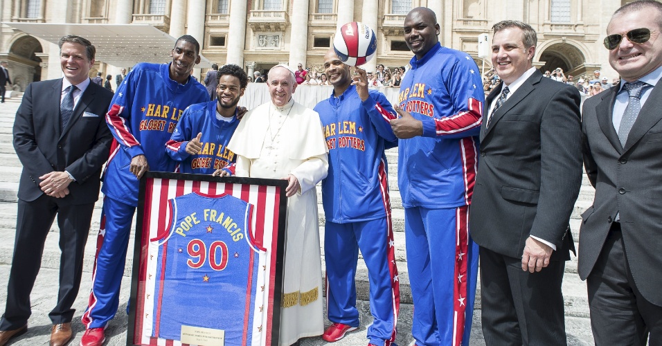 Papa Francisco ainda ganhou uma camisa personalizada da equipe