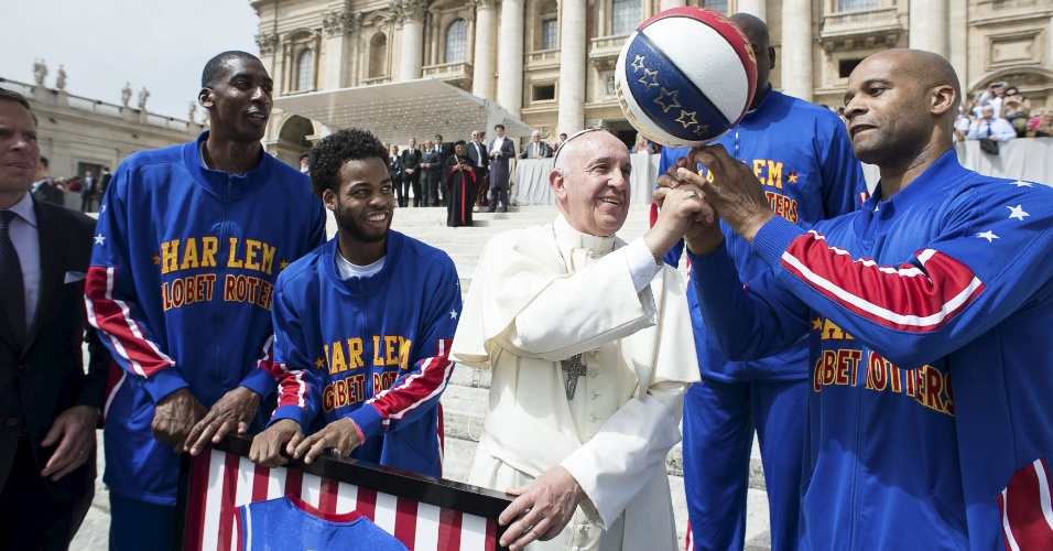 Papa Francisco arrisca malabarismo com a bola de basquete