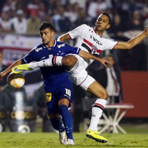 Souza tenta roubar a bola de De Arrascaeta no jogo de ida das oitavas de final da Libertadores entre São Paulo e Cruzeiro - REUTERS/Paulo Whitaker