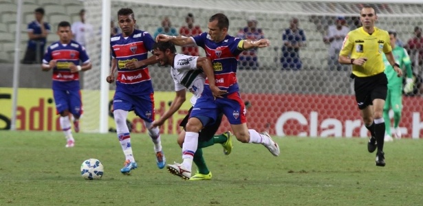 Pedro Ken, do Coritiba, e Corrêa, do Fortaleza, disputam a bola durante jogo no Castelão - Divulgação/Coritiba
