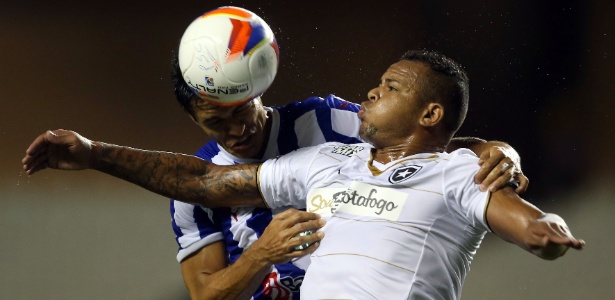Jogadores de Botafogo e Paysandu disputam bola aérea: vitória alvinegra sofrida -  Satiro Sodre/SSPress. 